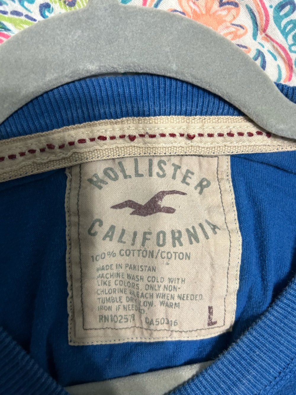 Hollister Blue Short-Sleeve Graphic Tee White '22' Patch Distressed Y2K Vtg - Picture 4 of 4